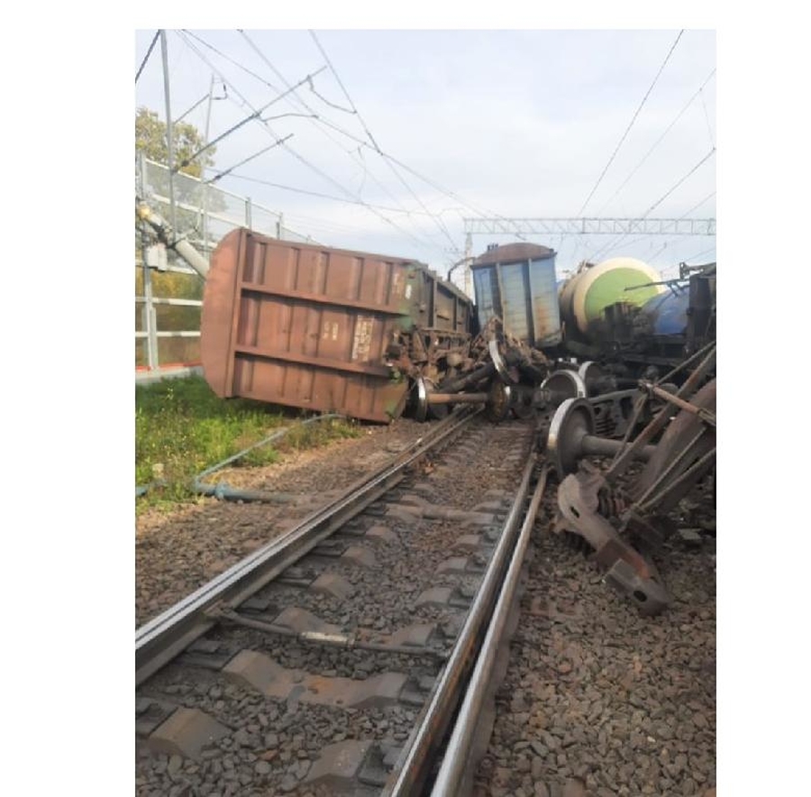 Железнодорожники подняли сошедшие с рельсов вагоны на станции в Гатчине